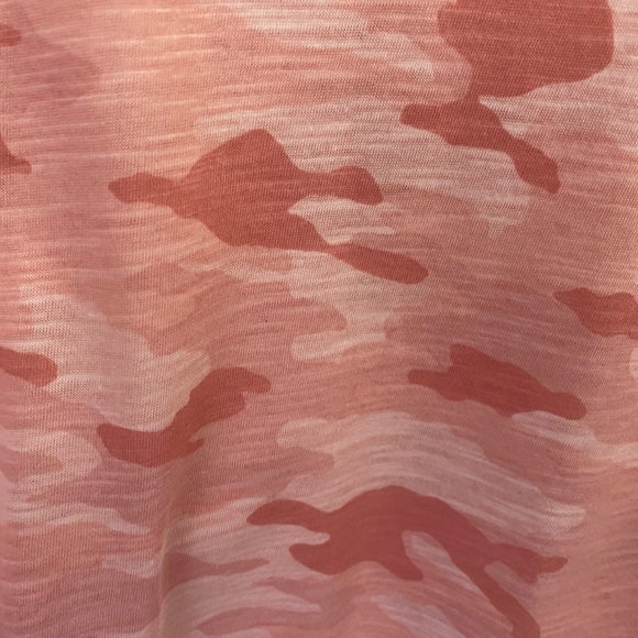 Vince Camuto Camo Short Sleeve Top M NWT - Picture 10 of 10